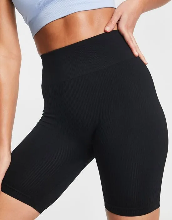https://images.styletyx.com/images/seamless-gym-legging-shorts-in-black-hoxton-haus-tall-13286191_2.webp
