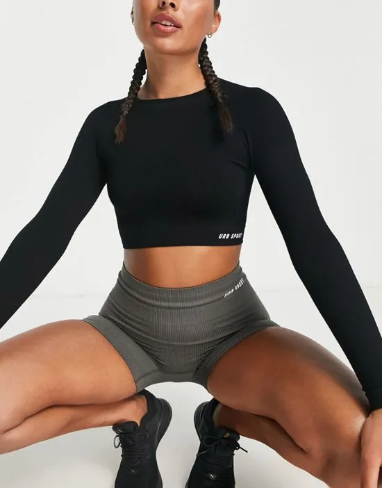 https://images.styletyx.com/images/seamless-long-sleeve-sports-crop-top-in-black-urban-threads-2505851_4.webp