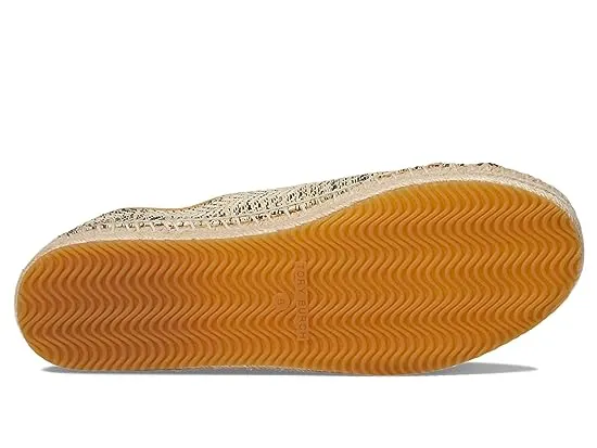 https://images.styletyx.com/images/seaside-oxford-espadrille-tory-burch-718516138_3.webp