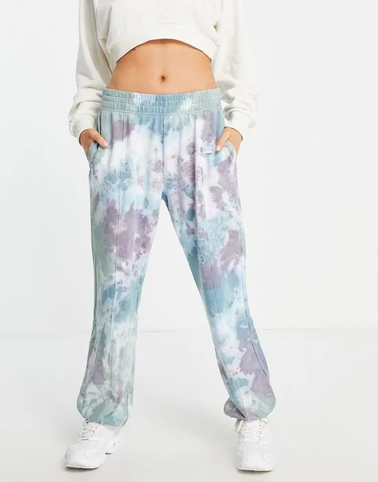 https://images.styletyx.com/images/seasonal-classics-pack-acid-wash-loose-fit-cuffed-sweatpants-in-purple-multi-purple-nike-2033227_1.webp