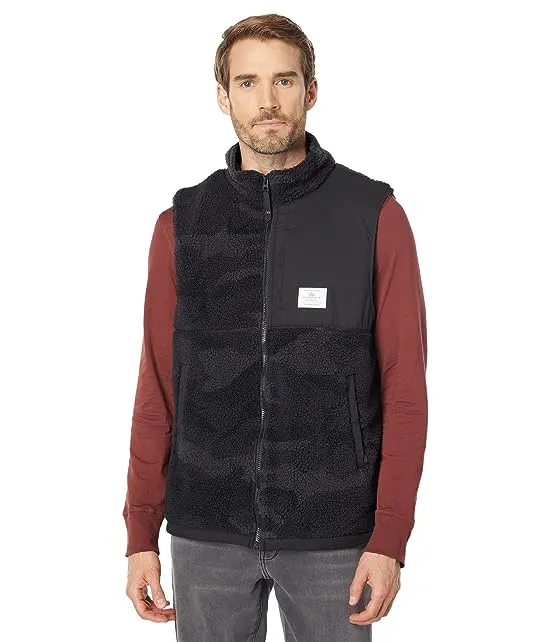 https://images.styletyx.com/images/sherpa-utility-vest-alpha-industries-2051876_1.webp