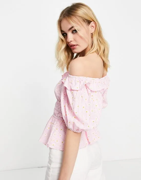 https://images.styletyx.com/images/shirred-ruffle-detail-top-in-pink-daisy-print-y-a-s-2773000_2.webp