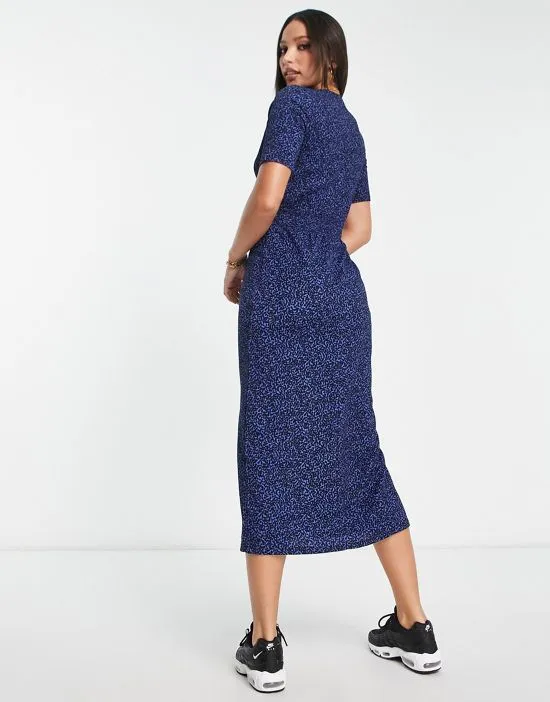 https://images.styletyx.com/images/shirred-waist-midi-dress-in-blue-animal-new-look-13454918_2.webp