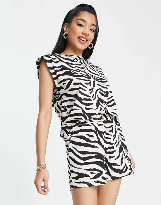 https://images.styletyx.com/images/short-in-zebra-print-part-of-a-set-jdy-1862763_4.webp