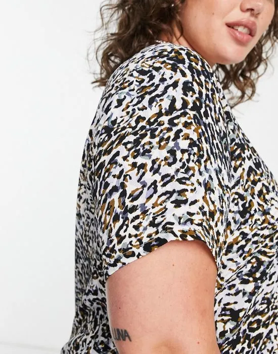 https://images.styletyx.com/images/short-sleeve-blouse-in-animal-print-only-curve-2977705_3.webp