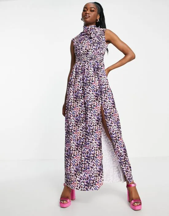 https://images.styletyx.com/images/short-sleeve-maxi-dress-in-tonal-ditsy-floral-little-mistress-1822349_4.webp