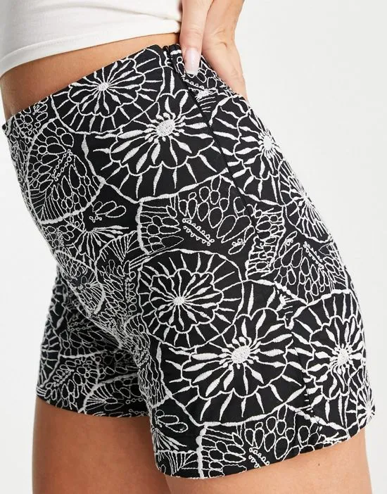 https://images.styletyx.com/images/shorts-in-black-floral-print-mango-1857969_2.webp