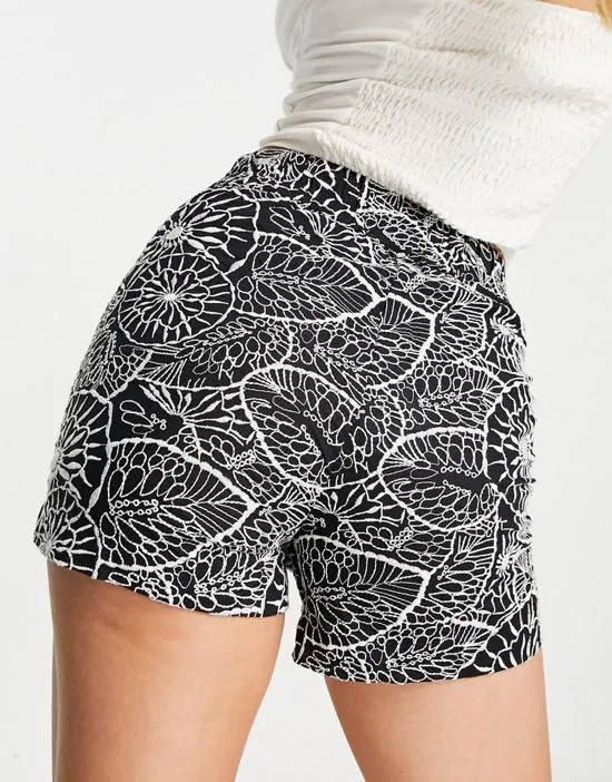 https://images.styletyx.com/images/shorts-in-black-floral-print-mango-1857969_4.webp