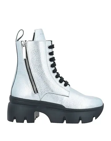 https://images.styletyx.com/images/silver-leather-ankle-boot-giuseppe-zanotti-2199582_1.webp
