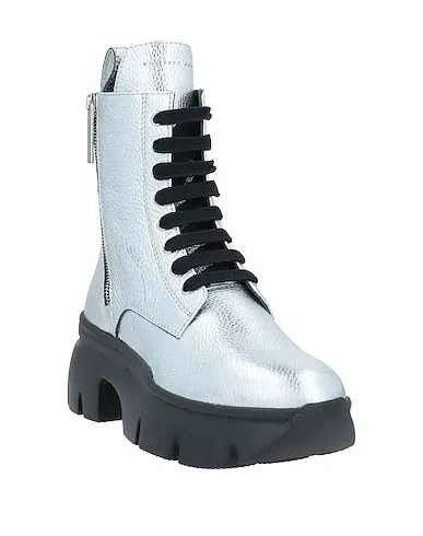 https://images.styletyx.com/images/silver-leather-ankle-boot-giuseppe-zanotti-2199582_2.webp