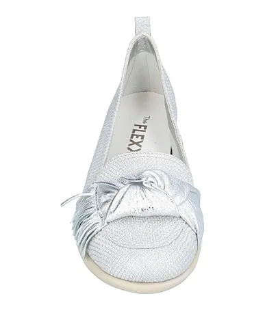https://images.styletyx.com/images/silver-loafers-the-flexx-3200522_4.webp
