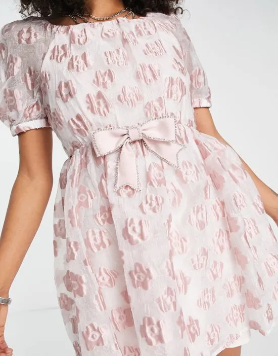 https://images.styletyx.com/images/sister-jane-mini-babydoll-dress-in-pink-floral-jacquard-with-bow-sister-jane-2397975_2.webp