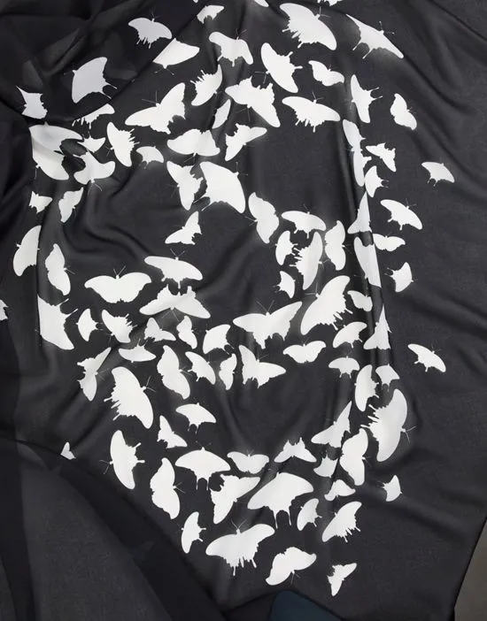https://images.styletyx.com/images/skull-print-casual-scarf-in-black-and-white-bolongaro-trevor-13708745_3.webp