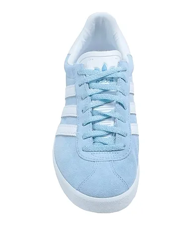https://images.styletyx.com/images/sky-blue-sneakers-gazelle-85-adidas-1225603514_4.webp