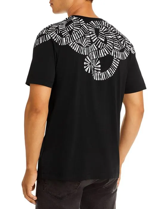 https://images.styletyx.com/images/snake-wings-cotton-graphic-tee-marcelo-burlon-2496655_2.webp