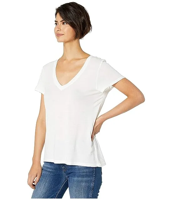 https://images.styletyx.com/images/splendid-kate-short-sleeve-modal-jersey-v-neck-tee-splendid-1992414_2.webp