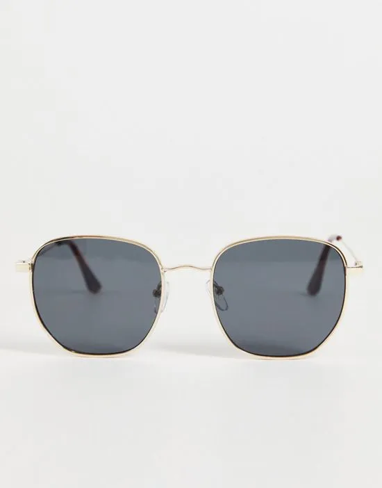 https://images.styletyx.com/images/square-sunglasses-in-gold-only-sons-13060669_4.webp