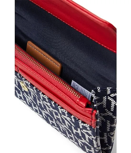 https://images.styletyx.com/images/sutton-wristlet-jacquard-tommy-hilfiger-13029884_3.webp