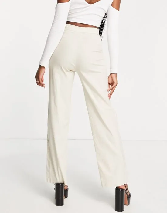 https://images.styletyx.com/images/tailored-pants-in-beige-part-of-a-set-4th-reckless-2030695_2.webp