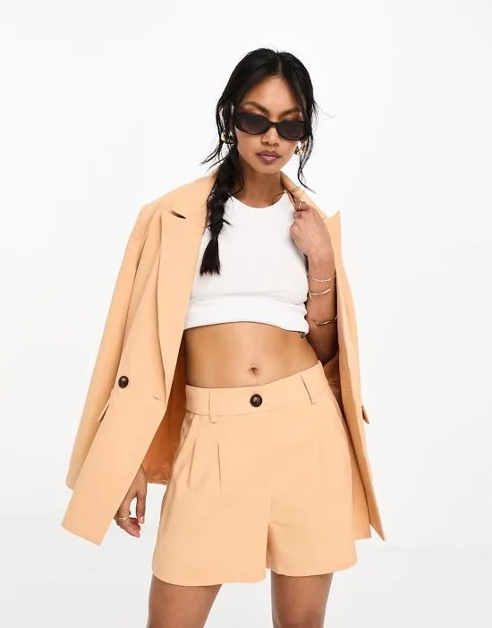 https://images.styletyx.com/images/tailored-shorts-in-peach-part-of-a-set-in-the-style-1004948162_3.webp