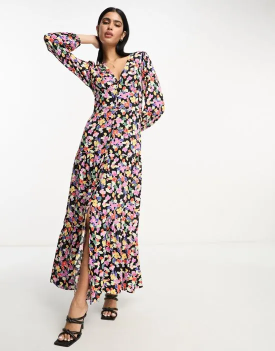 https://images.styletyx.com/images/tiered-button-front-maxi-dress-in-floral-print-vila-13258011_4.webp