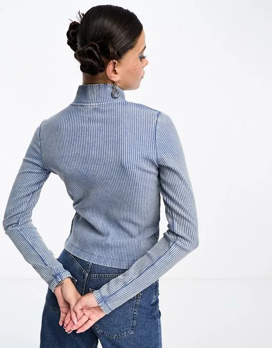 https://images.styletyx.com/images/tina-long-sleeve-zip-through-rib-top-in-washed-blue-weekday-1960552807_3.webp