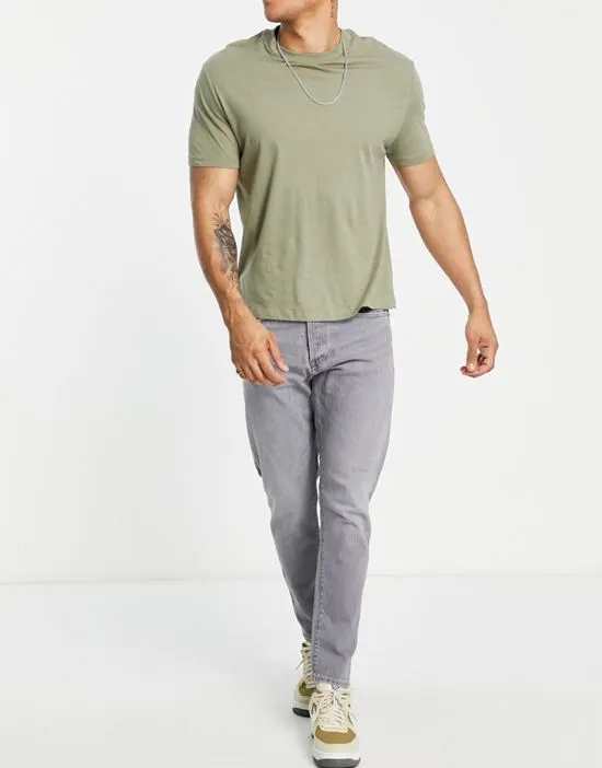 https://images.styletyx.com/images/toby-jeans-in-slim-tapered-fit-gray-selected-homme-1835359_2.webp