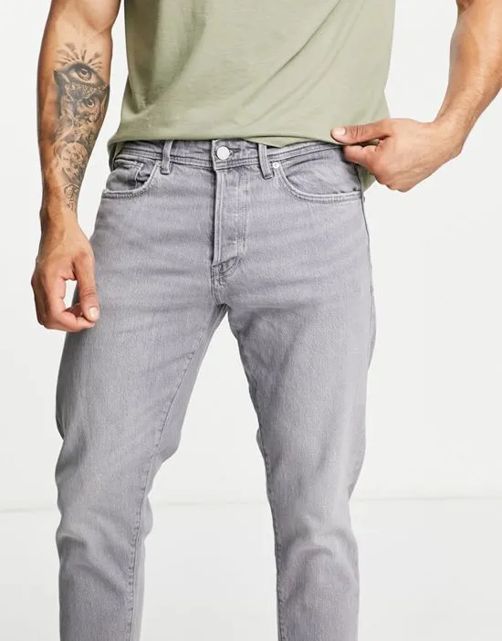 https://images.styletyx.com/images/toby-jeans-in-slim-tapered-fit-gray-selected-homme-1835359_4.webp