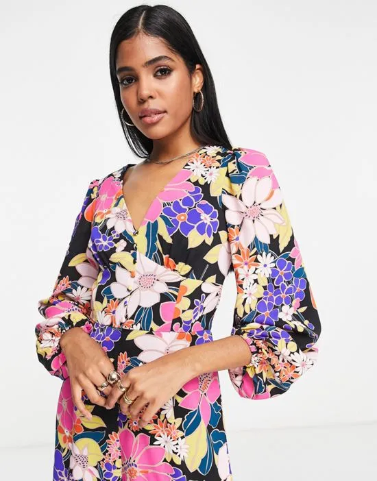 https://images.styletyx.com/images/v-neck-button-front-jumpsuit-in-bright-retro-floral-glamorous-3039272_3.webp