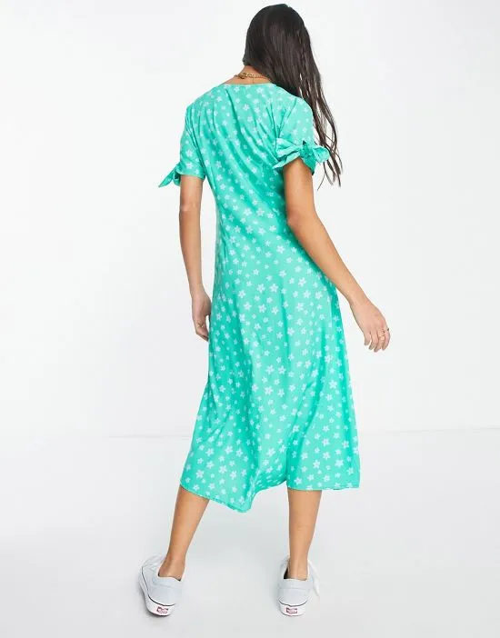 https://images.styletyx.com/images/v-neck-midi-tea-dress-in-green-floral-wednesday-s-girl-1831143_3.webp