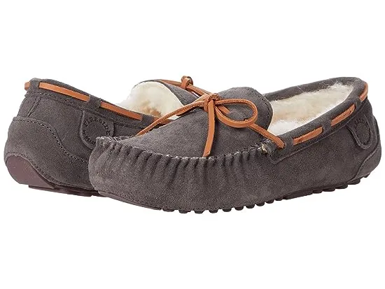 https://images.styletyx.com/images/victoria-genuine-shearling-moccasin-with-tie-fireside-by-dearfoams-1872991_1.webp