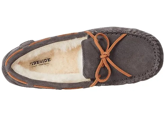 https://images.styletyx.com/images/victoria-genuine-shearling-moccasin-with-tie-fireside-by-dearfoams-1872991_2.webp