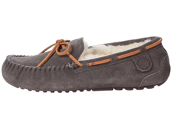 https://images.styletyx.com/images/victoria-genuine-shearling-moccasin-with-tie-fireside-by-dearfoams-1872991_4.webp