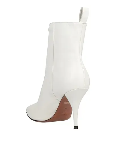 https://images.styletyx.com/images/white-ankle-boot-l-autre-chose-2377451_3.webp
