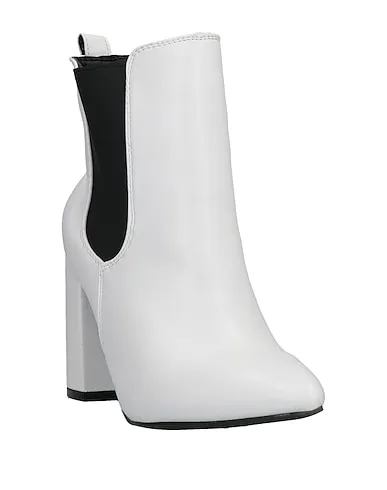 https://images.styletyx.com/images/white-ankle-boot-pregunta-13411236_2.webp