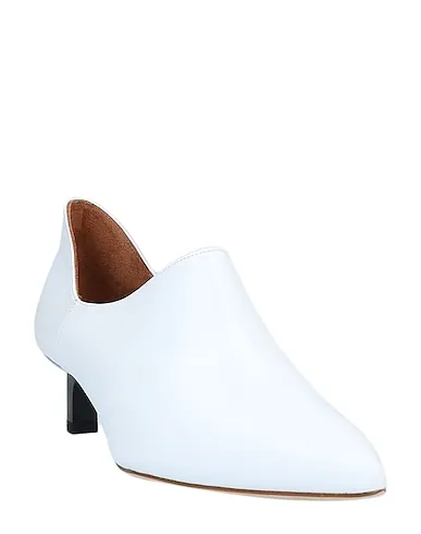 https://images.styletyx.com/images/white-ankle-boot-rejina-pyo-2615835_2.webp