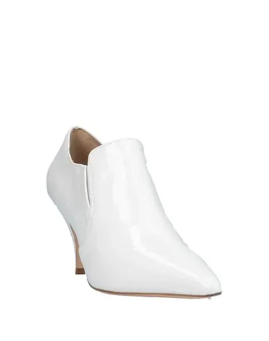 https://images.styletyx.com/images/white-ankle-boot-tory-burch-2506548_2.webp