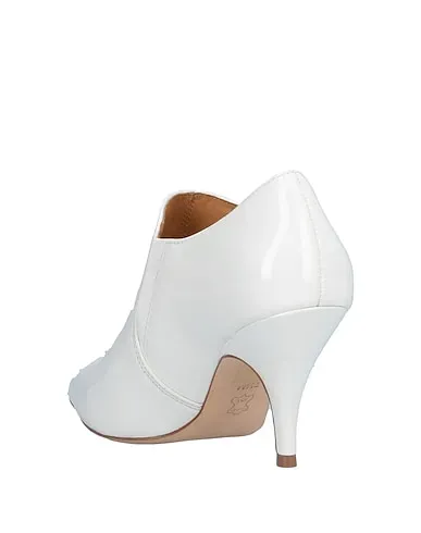 https://images.styletyx.com/images/white-ankle-boot-tory-burch-2506548_3.webp