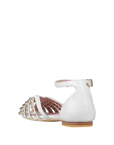 https://images.styletyx.com/images/white-ballet-flats-geneve-1700833_3.webp