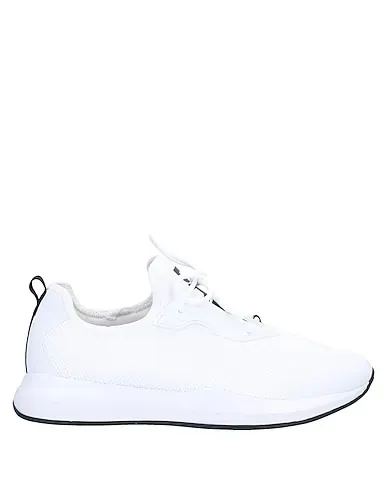 https://images.styletyx.com/images/white-canvas-sneakers-balr-3269864_1.webp