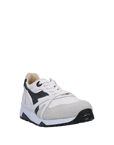 https://images.styletyx.com/images/white-canvas-sneakers-diadora-heritage-591280_2.webp
