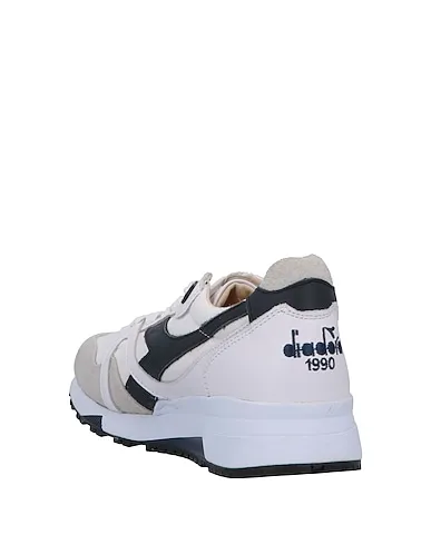 https://images.styletyx.com/images/white-canvas-sneakers-diadora-heritage-591280_3.webp