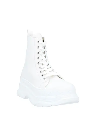 https://images.styletyx.com/images/white-canvas-sneakers-geneve-1668290_2.webp