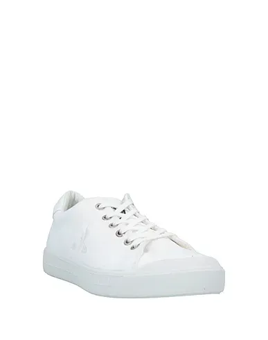 https://images.styletyx.com/images/white-canvas-sneakers-le-coq-sportif-13606571_2.webp