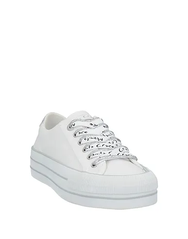 https://images.styletyx.com/images/white-canvas-sneakers-manila-grace-2873799_2.webp