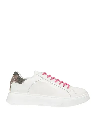 https://images.styletyx.com/images/white-canvas-sneakers-nira-rubens-3314054_1.webp