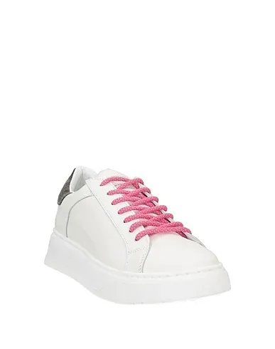 https://images.styletyx.com/images/white-canvas-sneakers-nira-rubens-3314054_2.webp