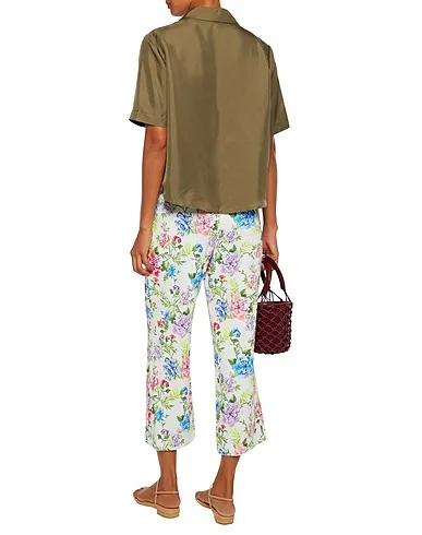 https://images.styletyx.com/images/white-crepe-casual-pants-alice-olivia-12910273_3.webp