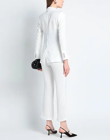 https://images.styletyx.com/images/white-crepe-suit-bottega-martinese-392996287_3.webp