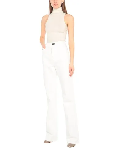 https://images.styletyx.com/images/white-denim-denim-pants-bottega-veneta-455651_2.webp